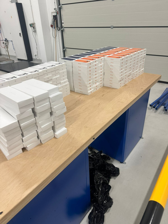 На кордоні затримали жителя Львівщини із контрабандою Apple на понад 35 млн грн