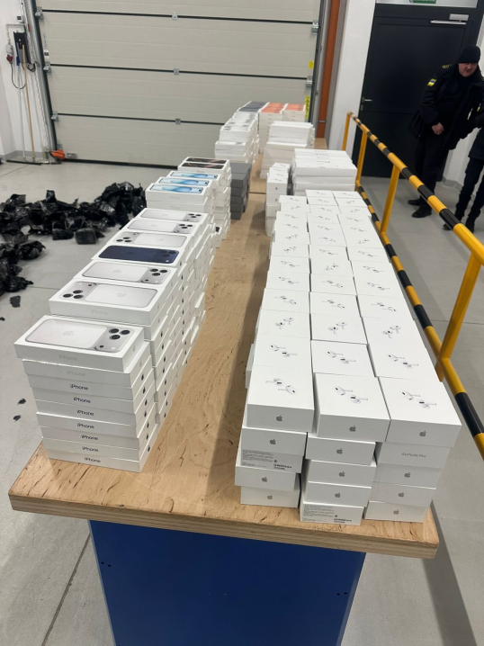 На кордоні затримали жителя Львівщини із контрабандою Apple на понад 35 млн грн