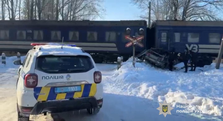 На Івано-Франківщині потяг в'їхав в авто на переїзді. Постраждала 5-річна дитина