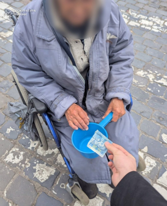 У Чернівцях затримали чоловіка, який змушував пенсіонерку жебракувати та відбирав гроші
