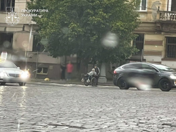 У Чернівцях затримали чоловіка, який змушував пенсіонерку жебракувати та відбирав гроші