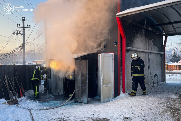 Пожежа у центрі Чернівців: горів будинок на вулиці Ольги Кобилянської