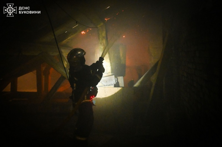 Пожежа у центрі Чернівців: горів будинок на вулиці Ольги Кобилянської