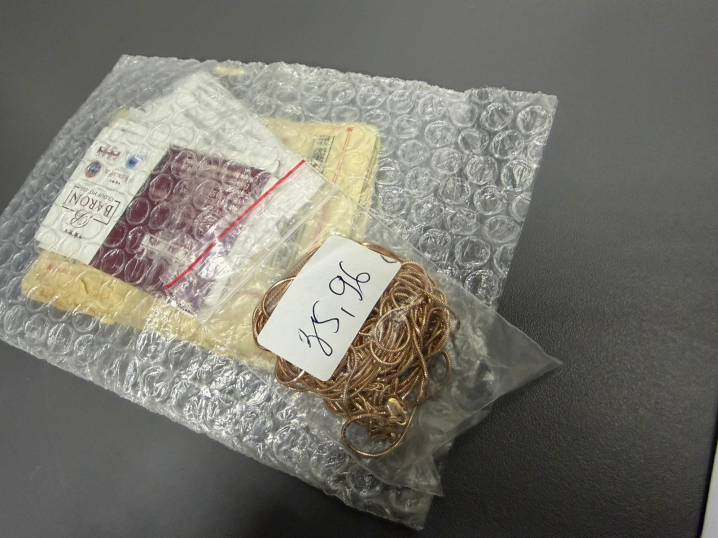 На Буковині жінка намагалися вивезти золото на понад 2,6 млн