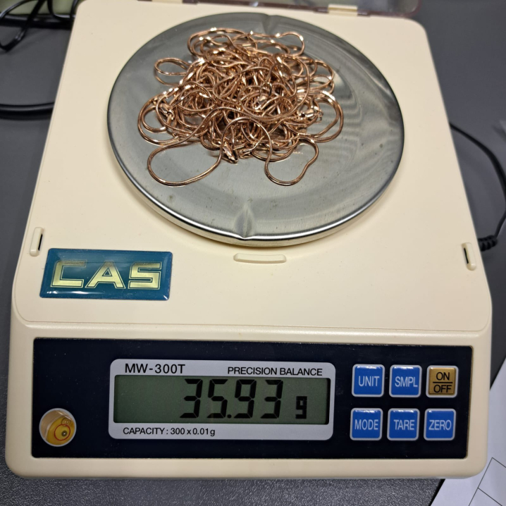 На Буковині жінка намагалися вивезти золото на понад 2,6 млн