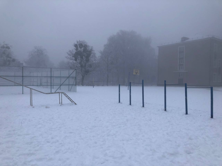 Чернівці огорнув густий туман та вдарив сильний мороз