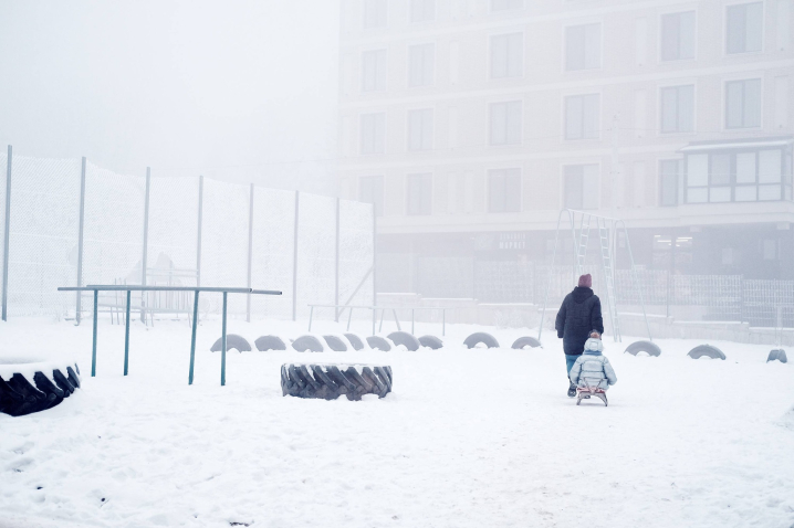 Туман і сніг у Чернівцях: фоторепортаж Максима Козменка із життя міста