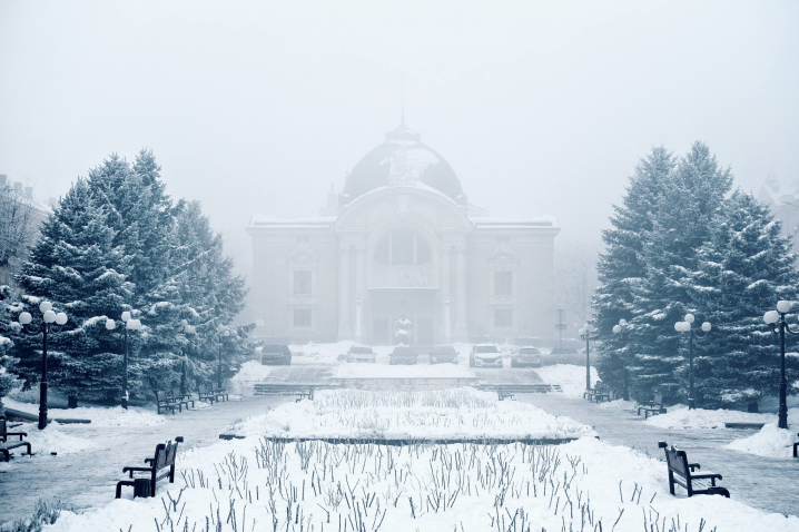 Туман і сніг у Чернівцях: фоторепортаж Максима Козменка із життя міста