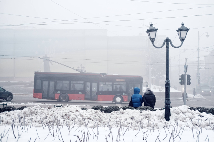 Туман і сніг у Чернівцях: фоторепортаж Максима Козменка із життя міста