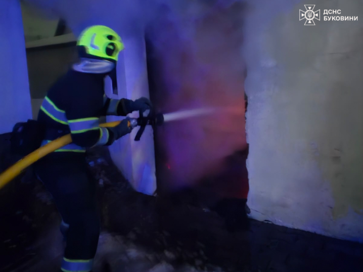 За добу на Буковині сталося 12 пожеж, у одній з них загинув чоловік