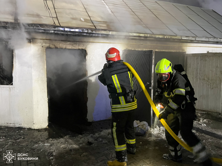 За добу на Буковині сталося 12 пожеж, у одній з них загинув чоловік