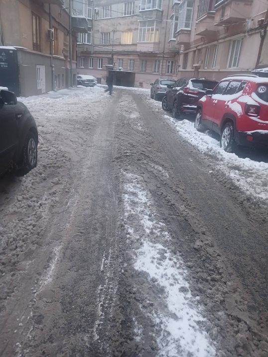 Чернівчани скаржаться на неприбрані вулиці в центрі міста