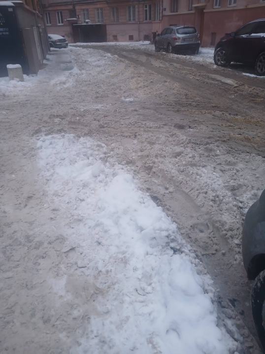 Чернівчани скаржаться на неприбрані вулиці в центрі міста