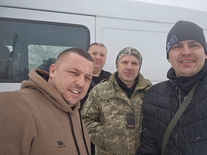 Волонтери з Буковини доправили їжу та теплий одяг захисникам на передову