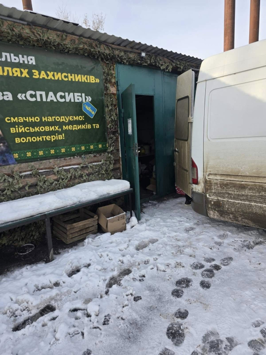 Волонтери з Буковини доправили їжу та теплий одяг захисникам на передову