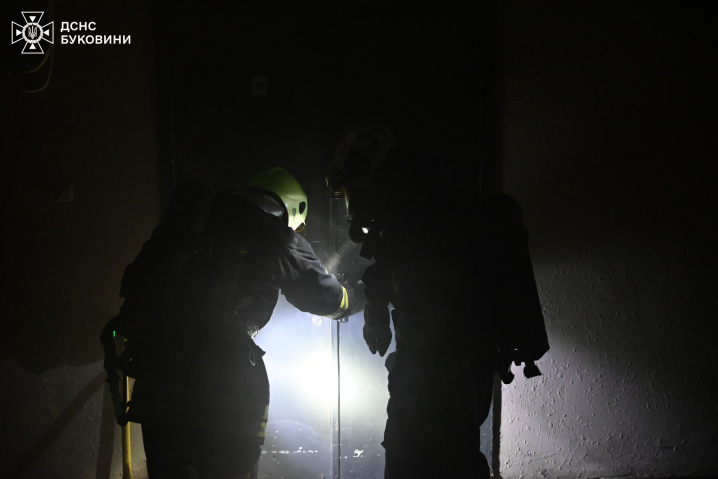 Через коротке замкнення мережі у Чернівцях загорілася друкарня: людей евакуювали