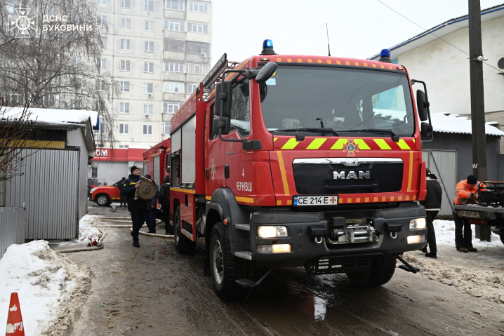 Через коротке замкнення мережі у Чернівцях загорілася друкарня: людей евакуювали
