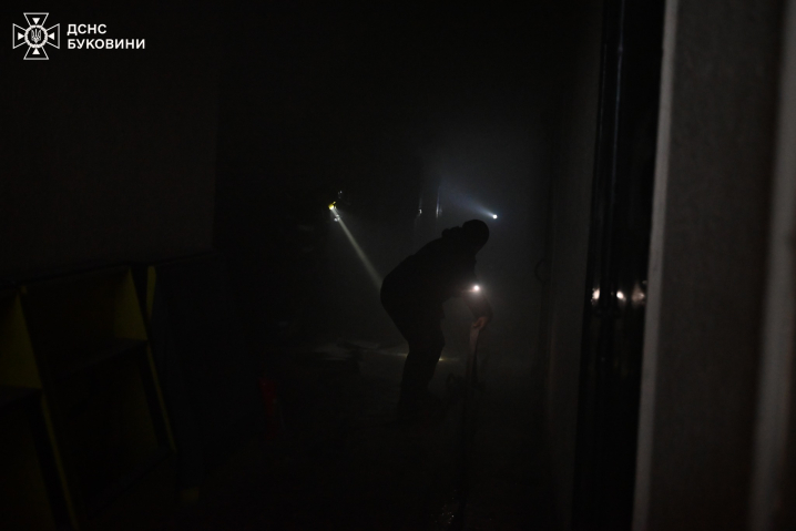 Через коротке замкнення мережі у Чернівцях загорілася друкарня: людей евакуювали