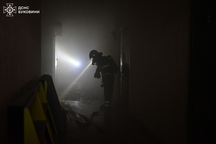 Через коротке замкнення мережі у Чернівцях загорілася друкарня: людей евакуювали