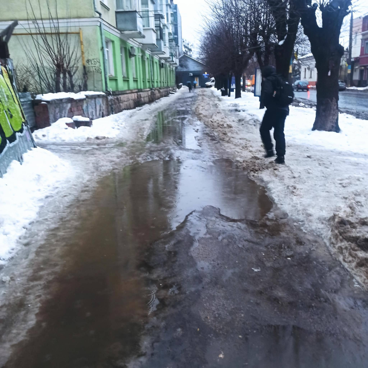 Чернівчани скаржаться на неприбрану снігову кашу на проспекті Незалежності