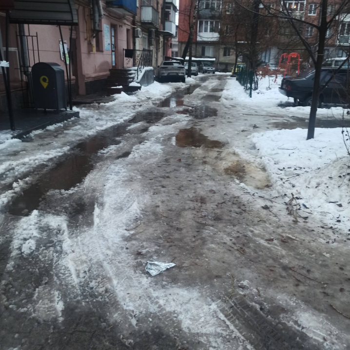 Чернівчани скаржаться на неприбрану снігову кашу на проспекті Незалежності