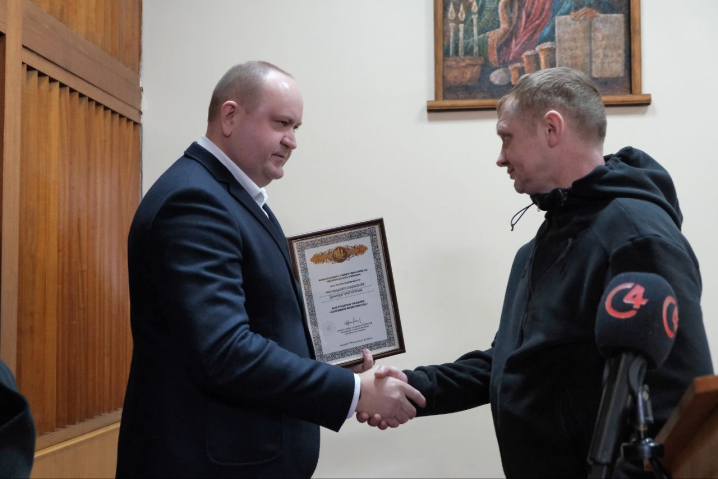 Двічі виграв двобій зі смертю. Буковинцю Дмитру Унгуряну вручили нагрудний знак «Бойовий піхотинець»