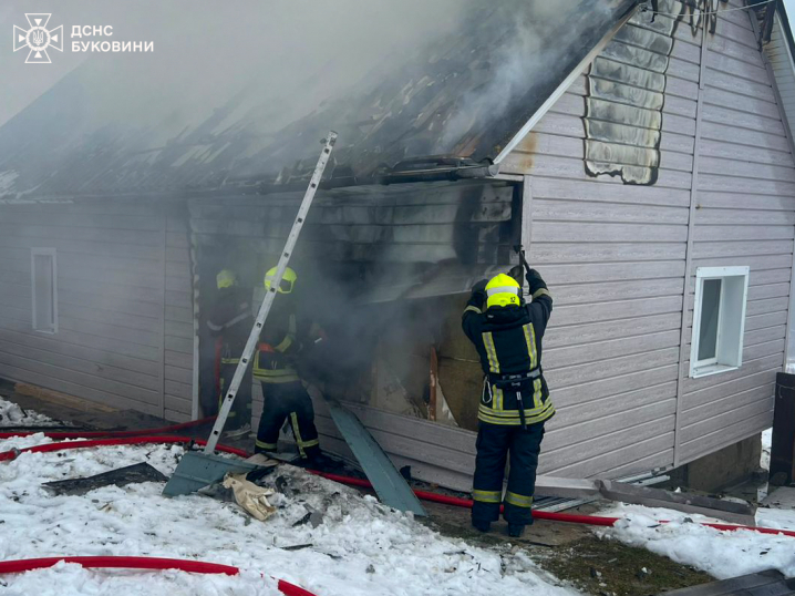 Неподалік Чернівців горіло житло: у місті та області за добу трапилося 11 пожеж Неподалік Чернівців горіло житло: у місті та області за добу трапилося 11 пожеж