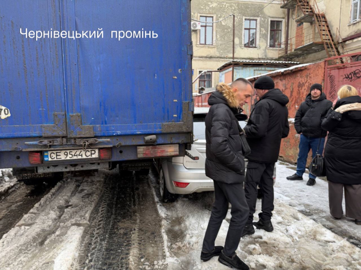 Вантажівка потрощила припарковані авто на вулиці Бетховена у Чернівцях