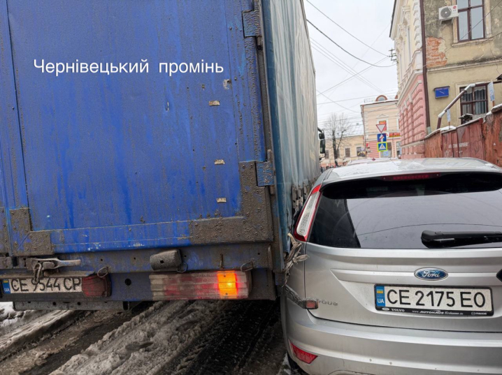 Вантажівка потрощила припарковані авто на вулиці Бетховена у Чернівцях