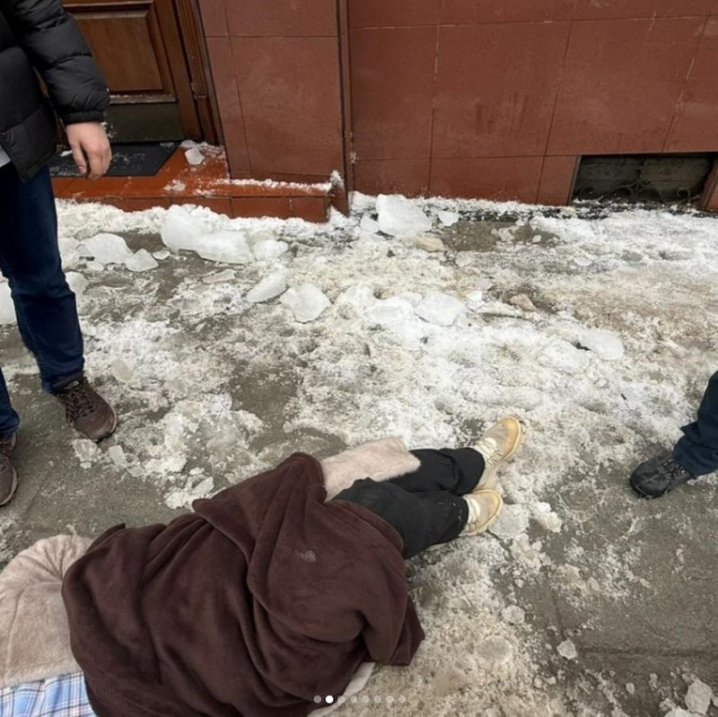 «Ми чекаємо поки когось вб’є?». Чернівчанка, на яку впала брила льоду, обурена прибиранням дахів від снігу «Ми чекаємо поки когось вб’є?». Чернівчанка, на яку впала брила льоду, обурена прибиранням дахів від снігу