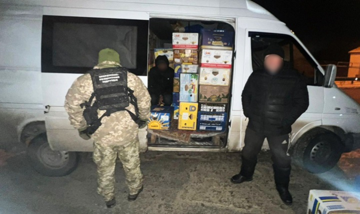 На Буковині прикордонники затримали чоловіка, який ховався у вантажівці серед коробок