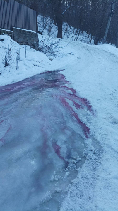 У Чернівцях знову прорив на Ніжинській. Дорога перетворилася на ковзанку