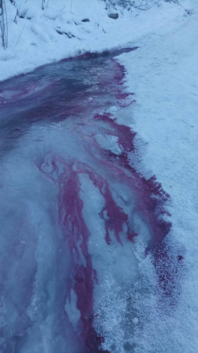 У Чернівцях знову прорив на Ніжинській. Дорога перетворилася на ковзанку