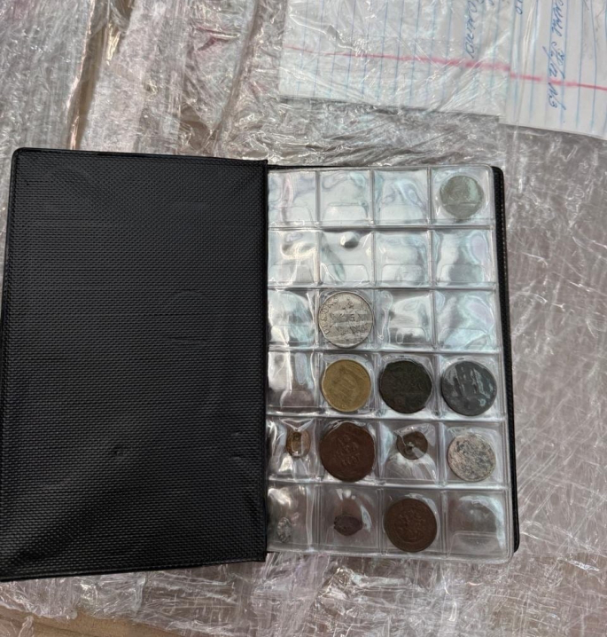 На Буковині на кордоні з Румунією у іноземця виявили старовинну колекцію монет