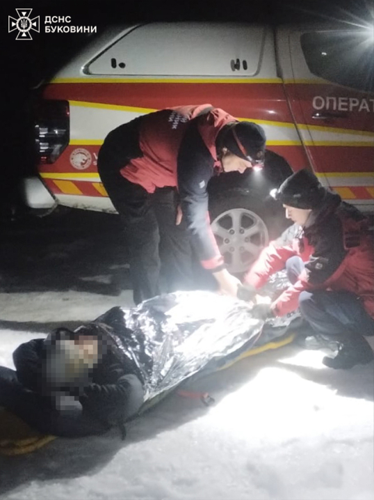 На Вижниччині рятувальники відшукали в горах туриста, який травмувався і заблукав