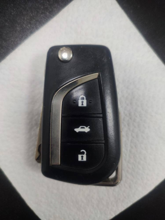 У Чернівцях на вулиці Дарвіна знайшли ключі від автомобіля Toyota