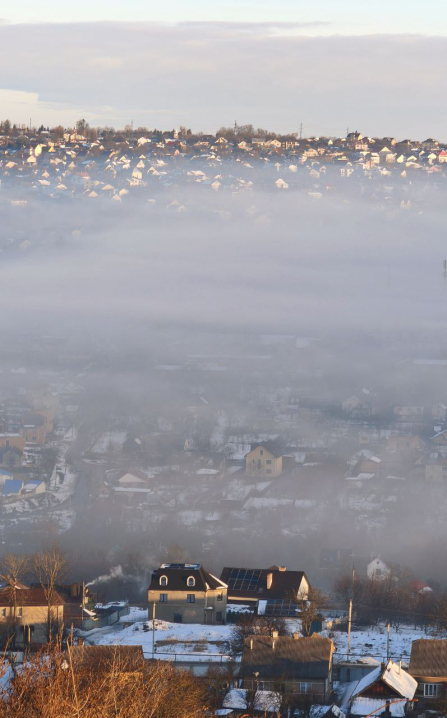 Чернівці вкутані ковдрою туману: неймовірні фото буковинського ранку