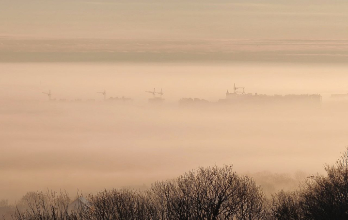 Чернівці вкутані ковдрою туману: неймовірні фото буковинського ранку