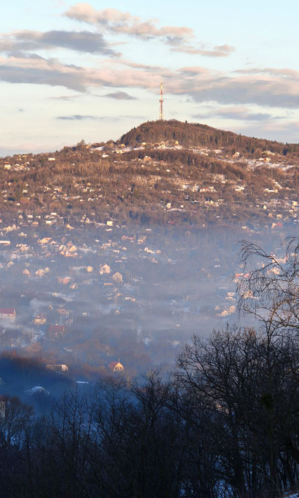 Чернівці вкутані ковдрою туману: неймовірні фото буковинського ранку
