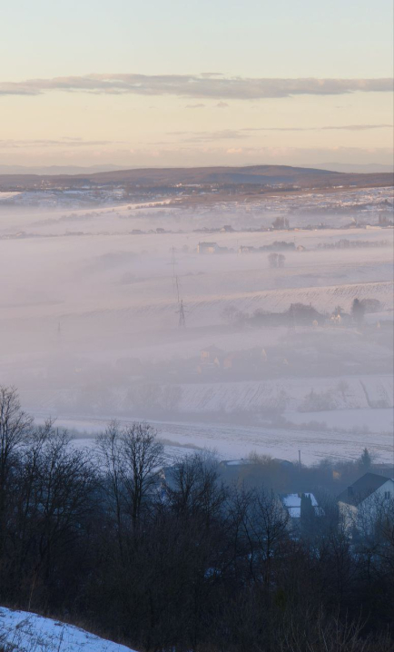 Чернівці вкутані ковдрою туману: неймовірні фото буковинського ранку