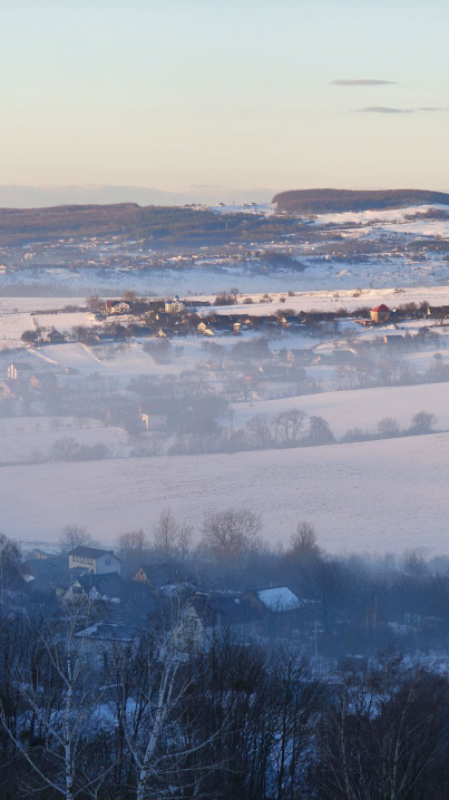 Чернівці вкутані ковдрою туману: неймовірні фото буковинського ранку