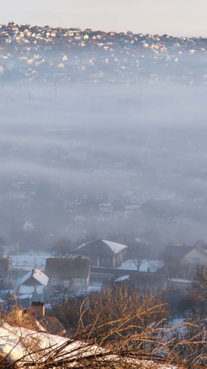 Чернівці вкутані ковдрою туману: неймовірні фото буковинського ранку
