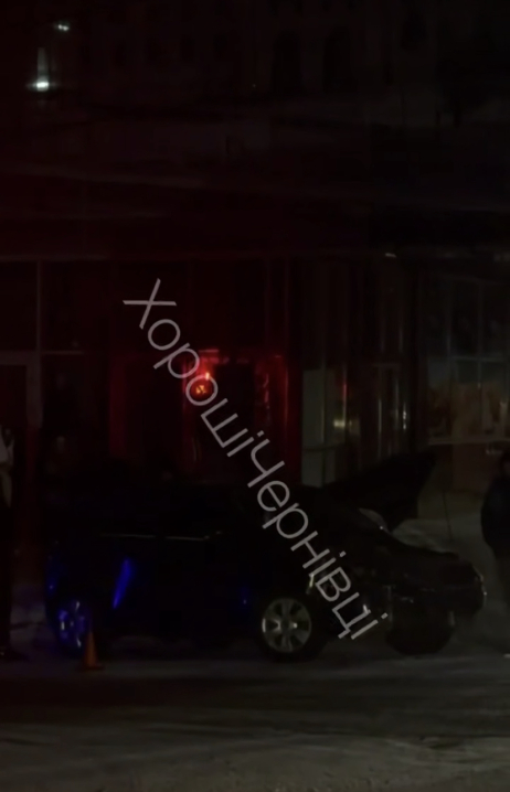 Легковик врізався у маршрутку 5 на повороті з Щербанюка на Небесної сотні у Чернівцях Легковик врізався у маршрутку 5 на повороті з Щербанюка на Небесної сотні у Чернівцях