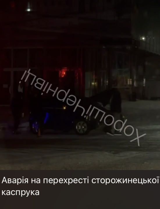 Легковик врізався у маршрутку 5 на повороті з Щербанюка на Небесної сотні у Чернівцях Легковик врізався у маршрутку 5 на повороті з Щербанюка на Небесної сотні у Чернівцях