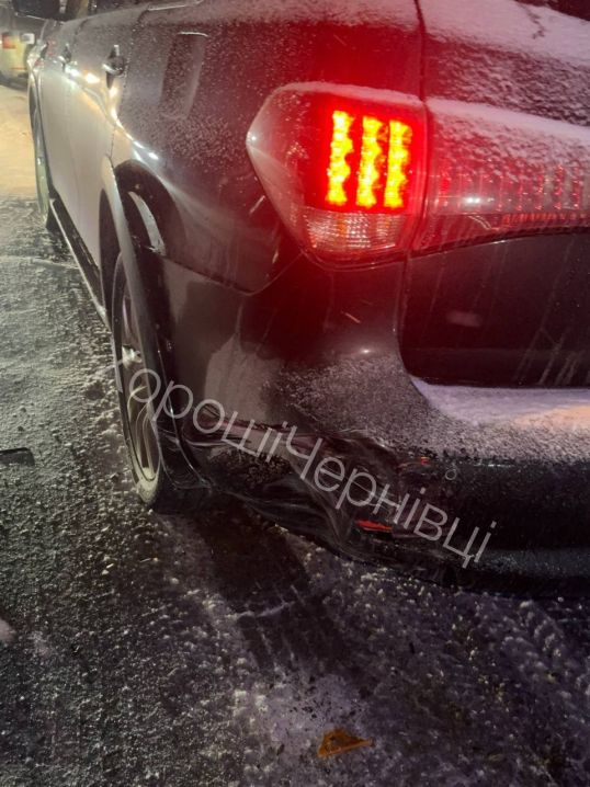 Легковик врізався у маршрутку 5 на повороті з Щербанюка на Небесної сотні у Чернівцях Легковик врізався у маршрутку 5 на повороті з Щербанюка на Небесної сотні у Чернівцях