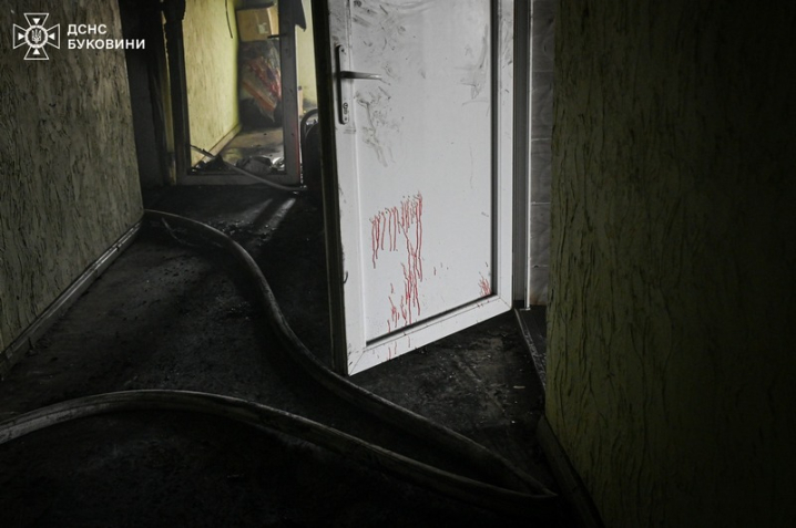 Масштабна пожежа у гуртожитку на Буковині: 4 людей отримали травми Масштабна пожежа у гуртожитку на Буковині: 4 людей отримали травми