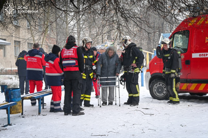 Масштабна пожежа у гуртожитку на Буковині: 4 людей отримали травми Масштабна пожежа у гуртожитку на Буковині: 4 людей отримали травми