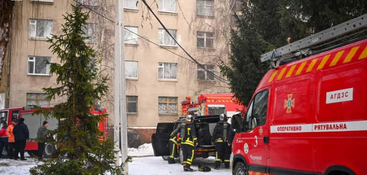Масштабна пожежа у гуртожитку на Буковині: 4 людей отримали травми Масштабна пожежа у гуртожитку на Буковині: 4 людей отримали травми