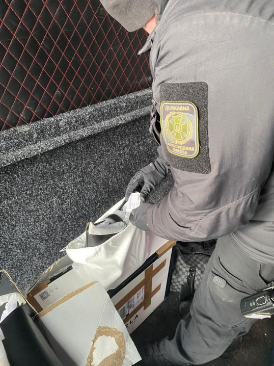 На кордоні затримали буковинця, який віз брендові сумки та гаманці на 600 тисяч гривень