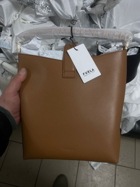 На кордоні затримали буковинця, який віз брендові сумки та гаманці на 600 тисяч гривень